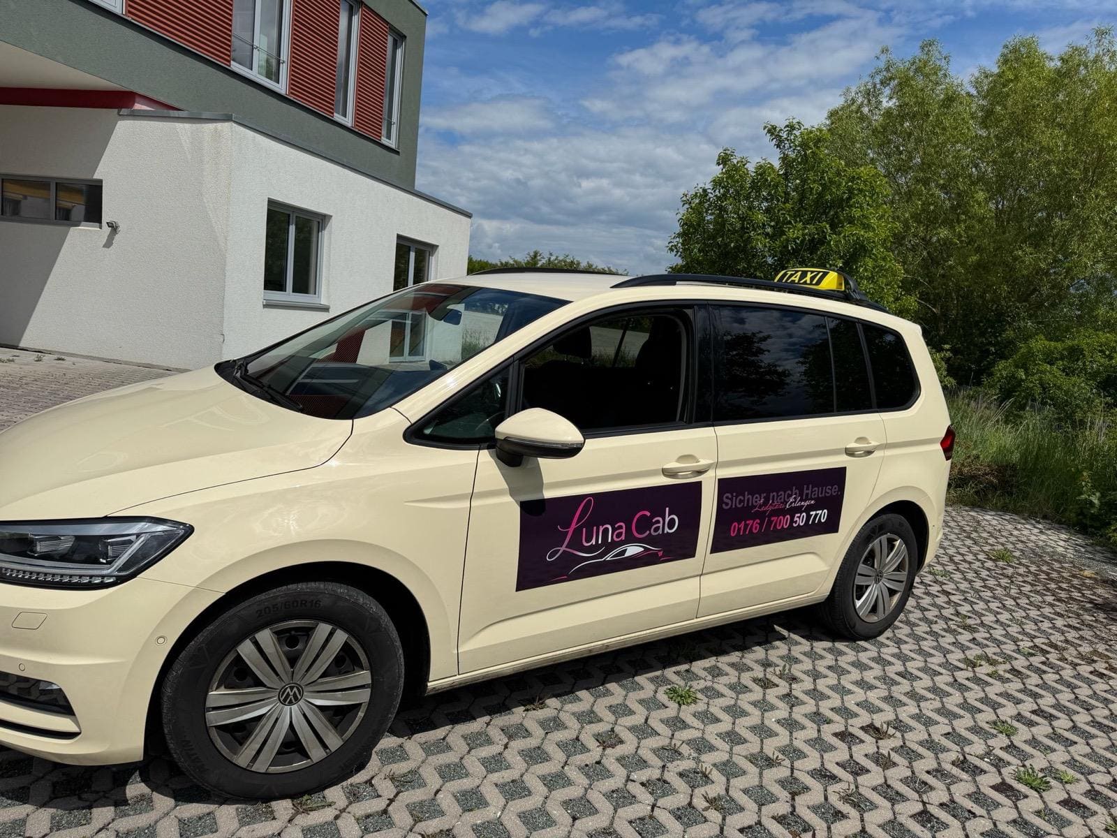 Luna Cab Taxi mit Beklebung und Taxischild