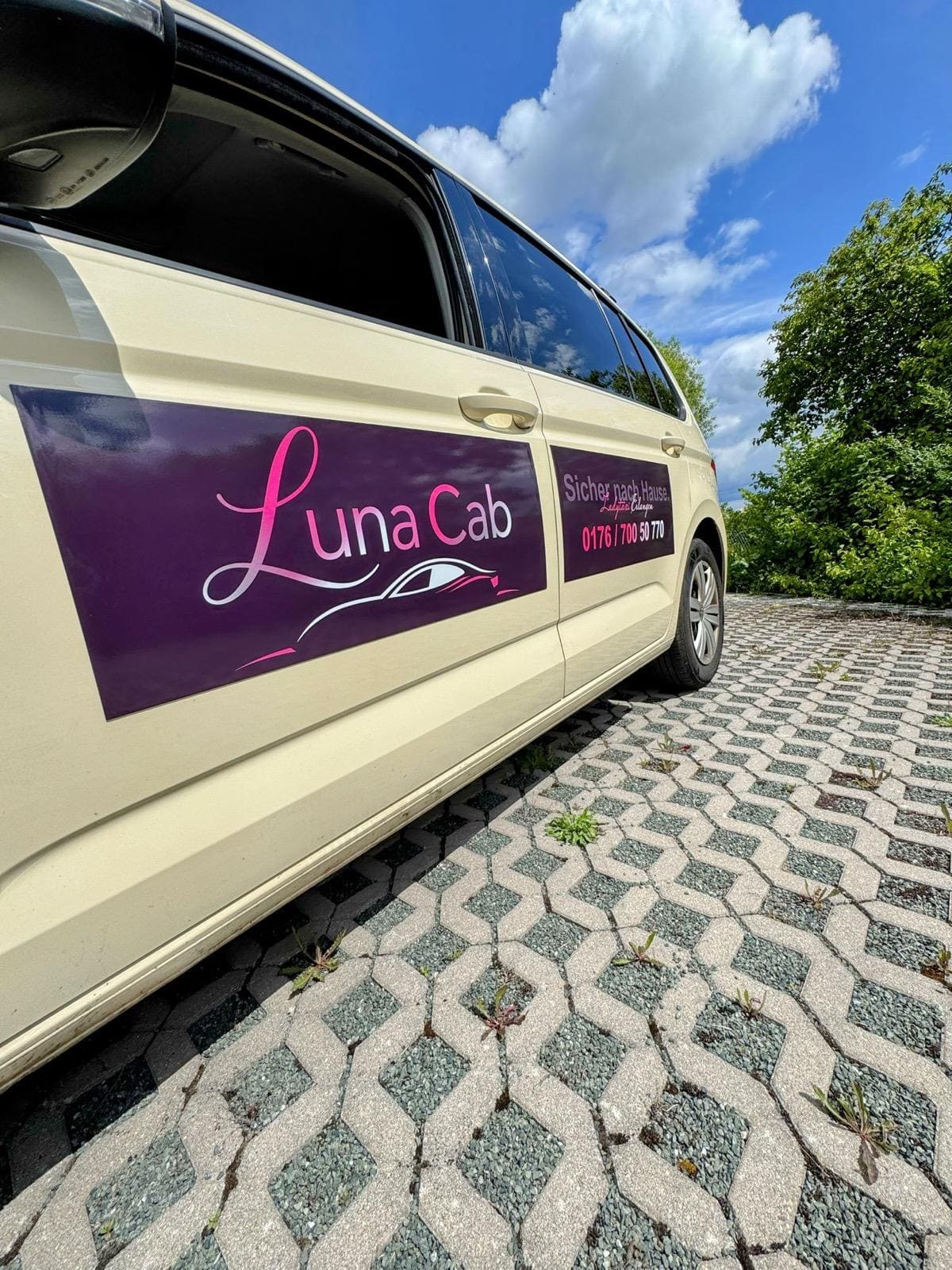 Luna Cab Schriftzug auf der Fahrzeugtür