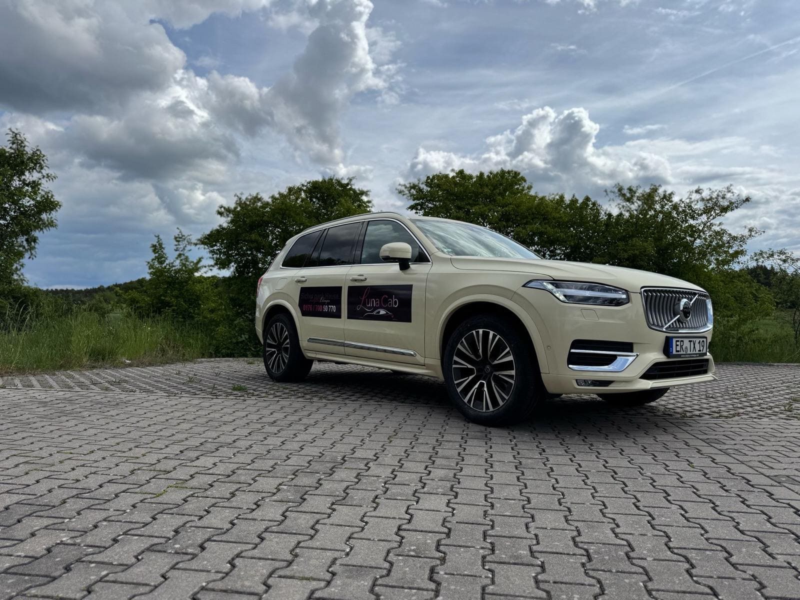 Ein Luna Cab Taxi vor Erlanger Wolkenhimmel