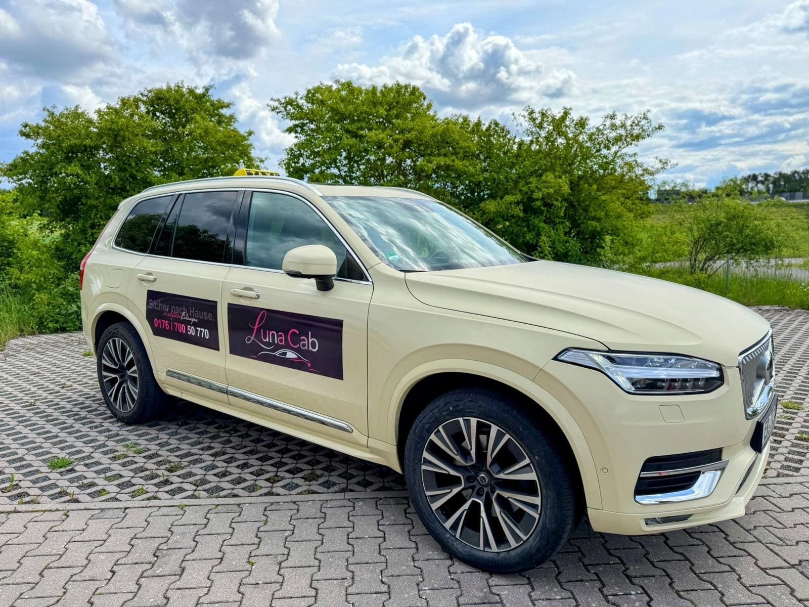 Luna Cab Taxi mit Beklebung an der Seite