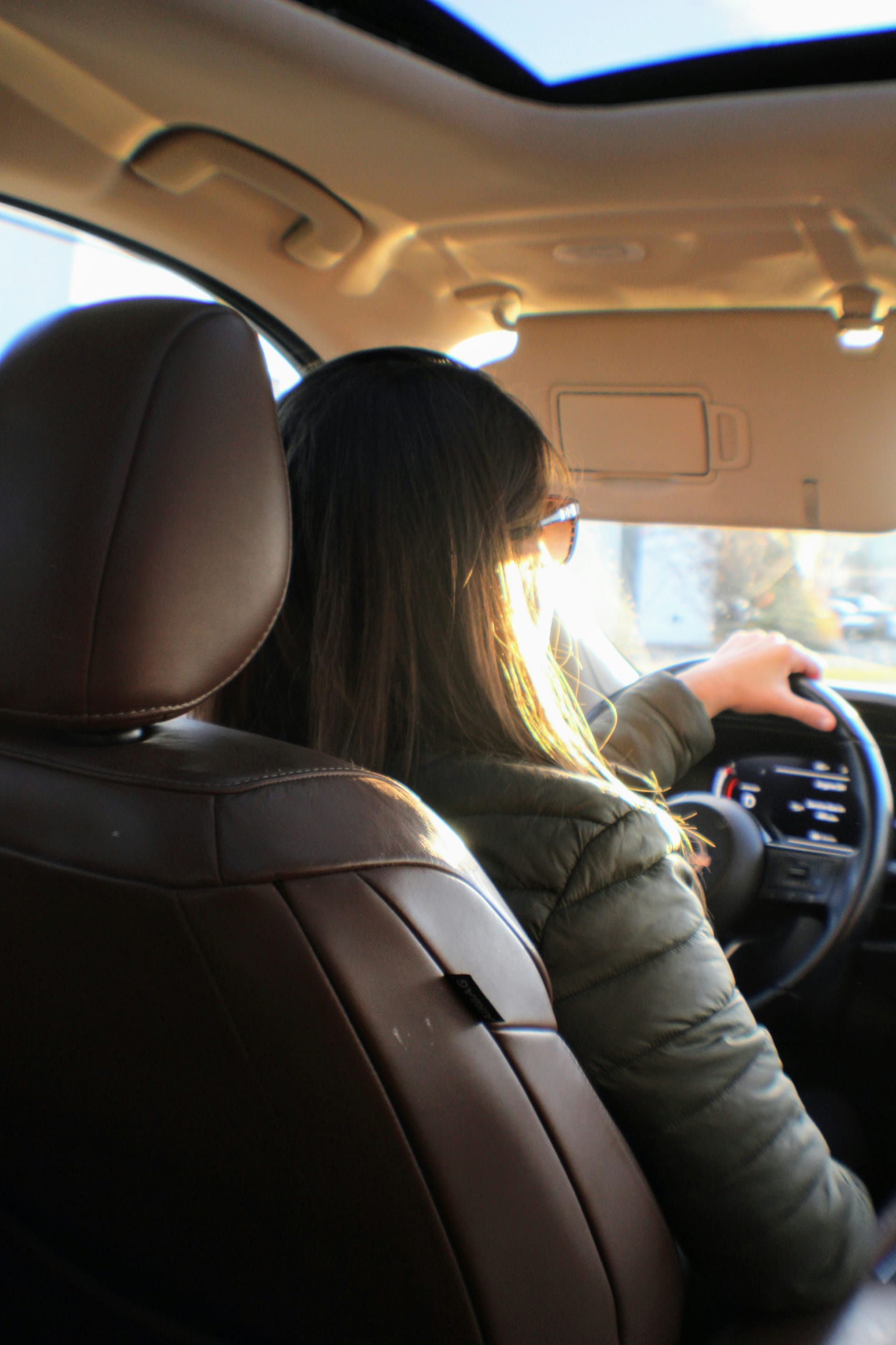 Lady Taxi Fahrerin im Fahrzeug – sicher und professionell