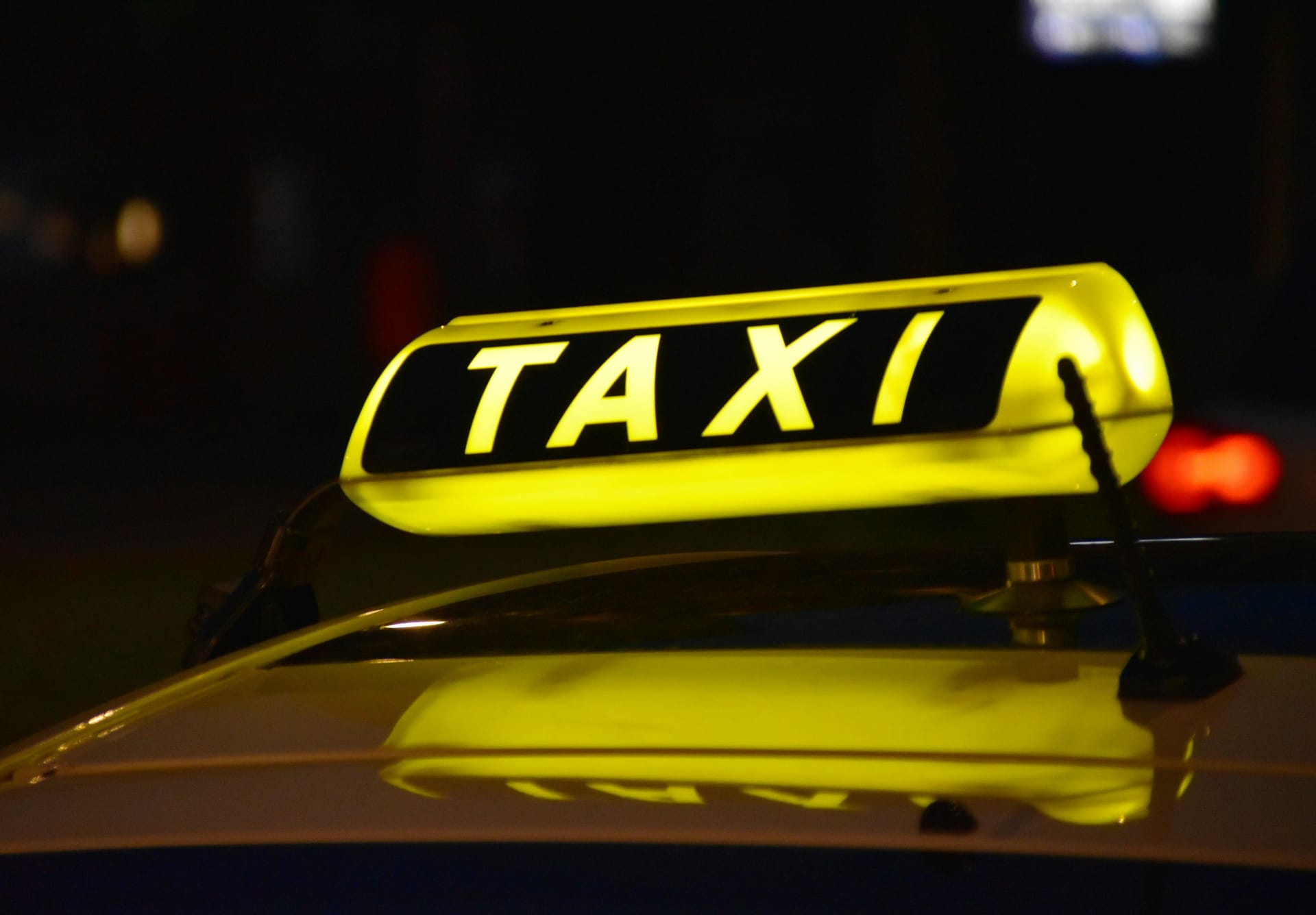Lady Taxi Erlangen – Taxi bei Nacht in der Stadt